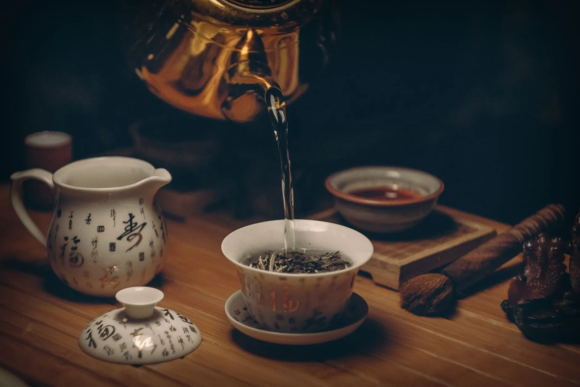 汽车摩托车配件表面处理中抛光打磨与电镀喷涂的工艺对比分析