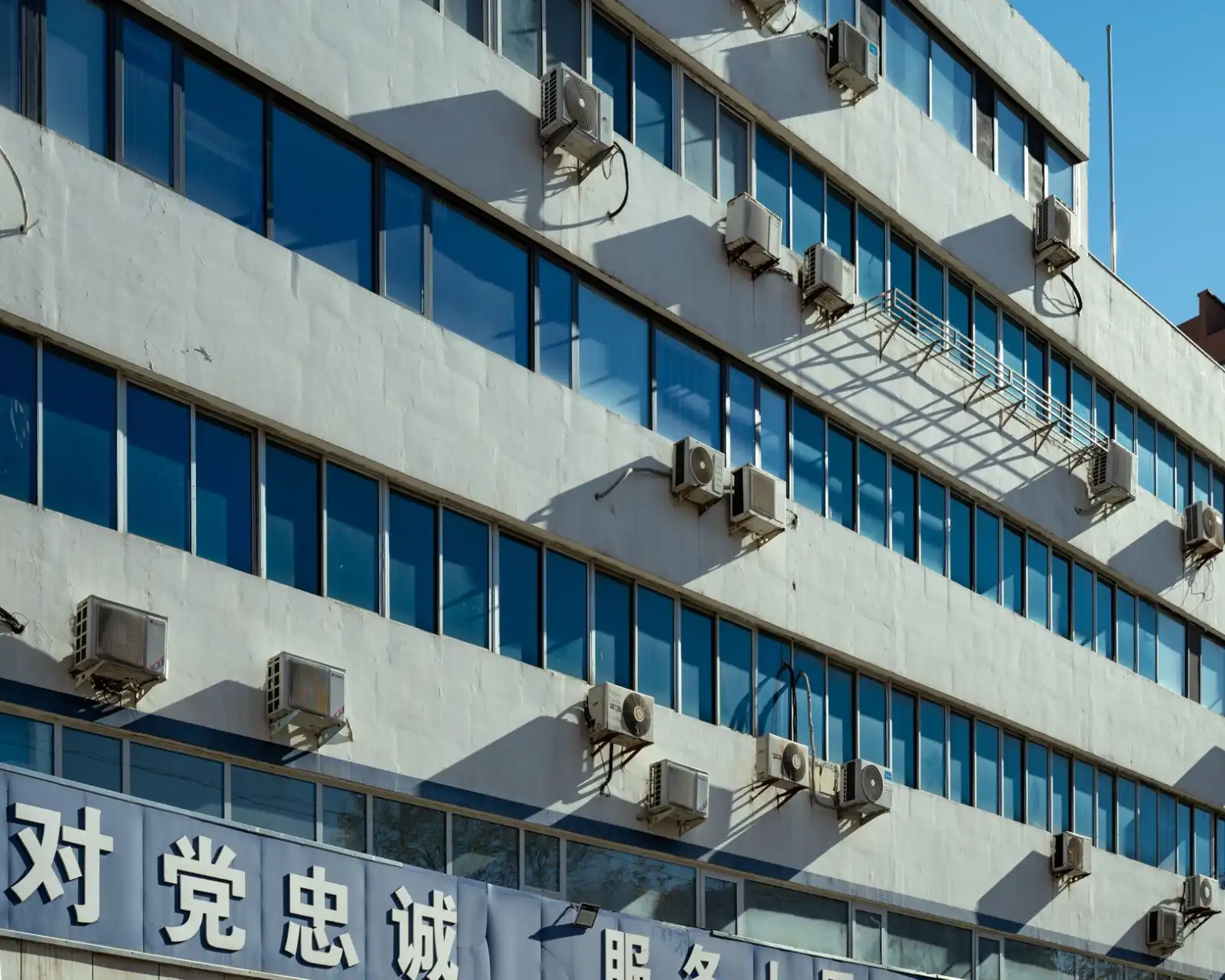 汽摩配件表面处理工艺对比：抛光打磨与电镀喷涂的技术选型分析