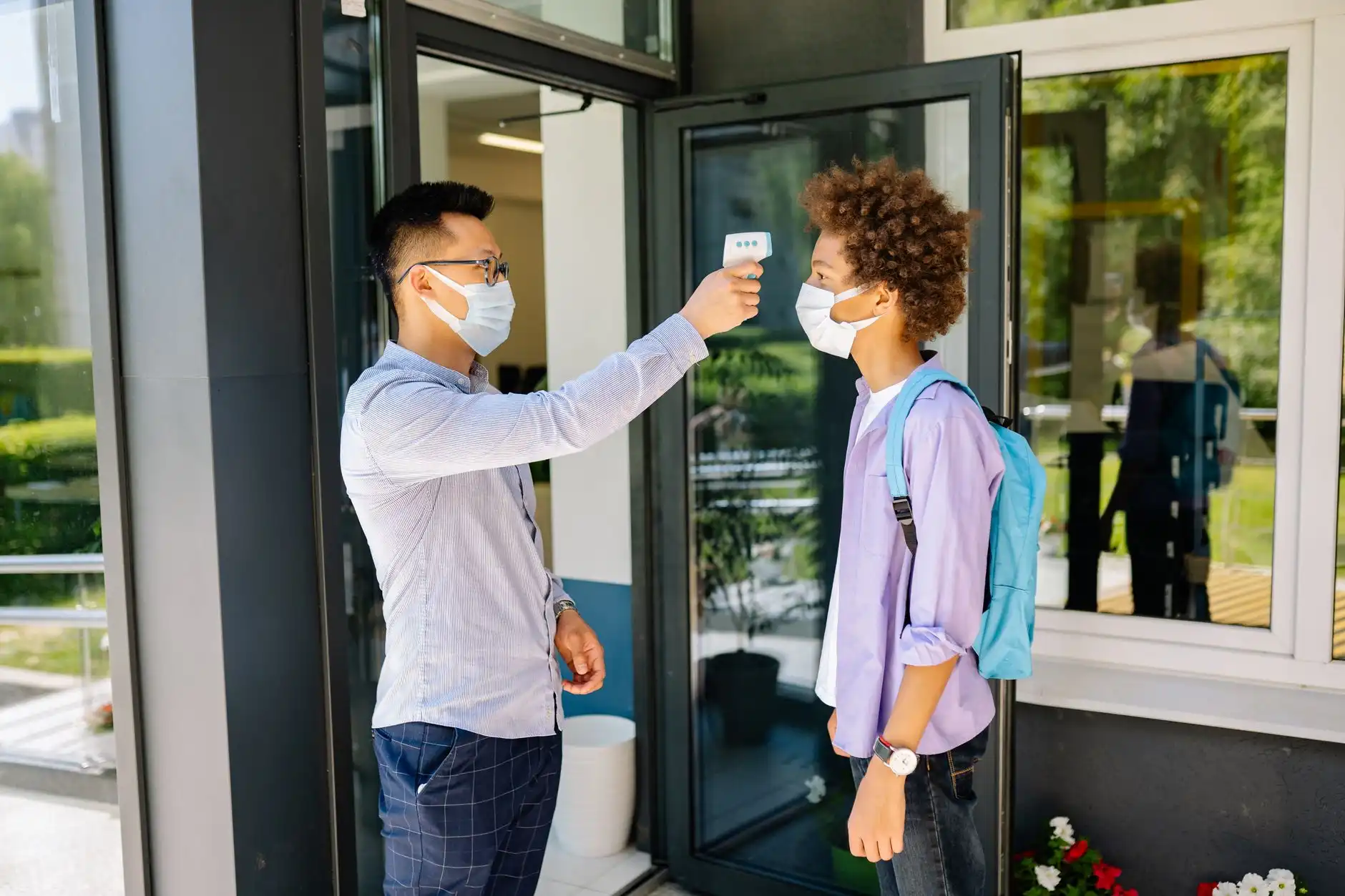 重庆汽摩配件表面处理工艺对比：抛光打磨与电镀喷涂应用分析