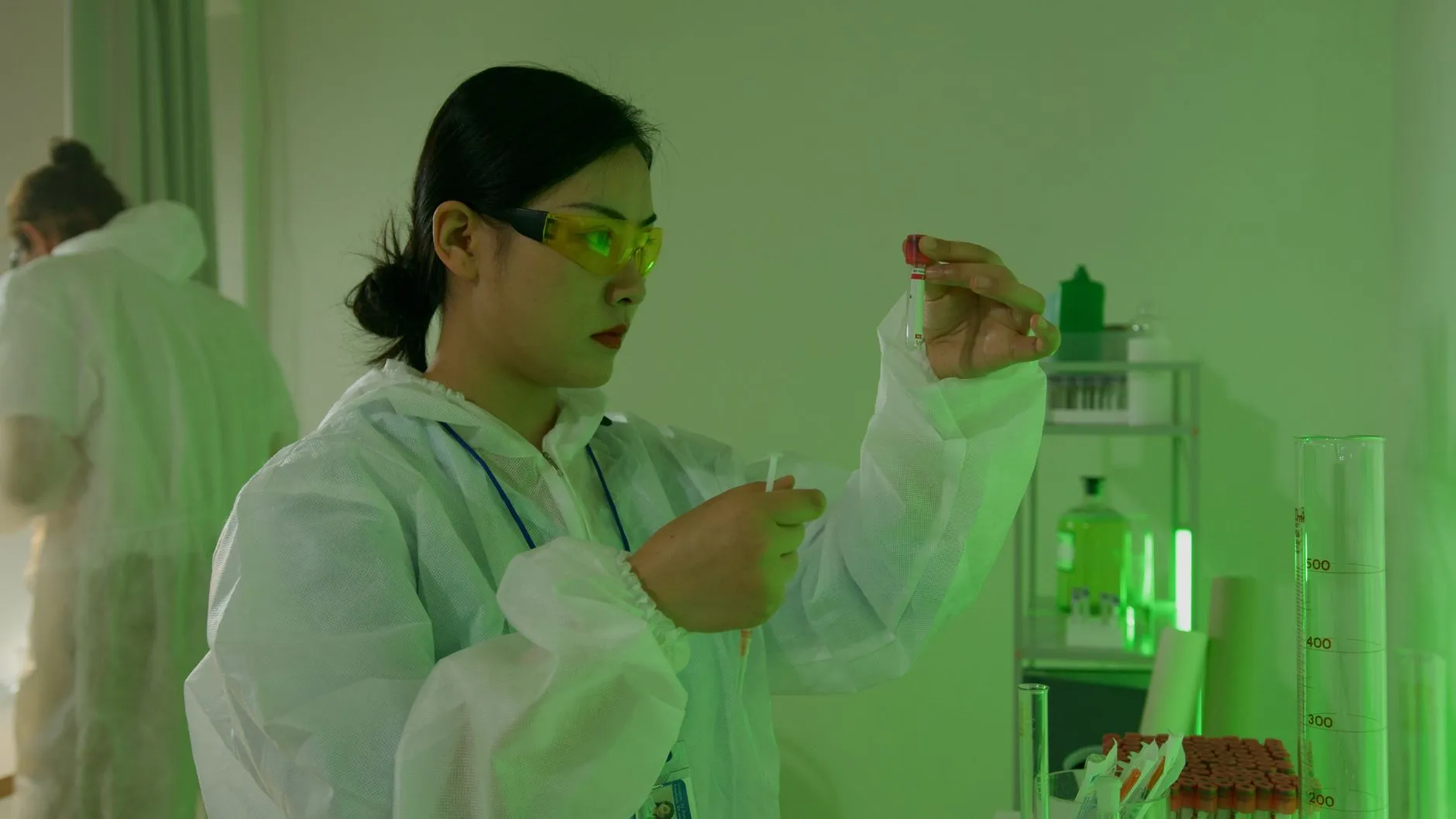 汽摩配件表面处理工艺对比：抛光打磨与电镀喷涂的应用选择